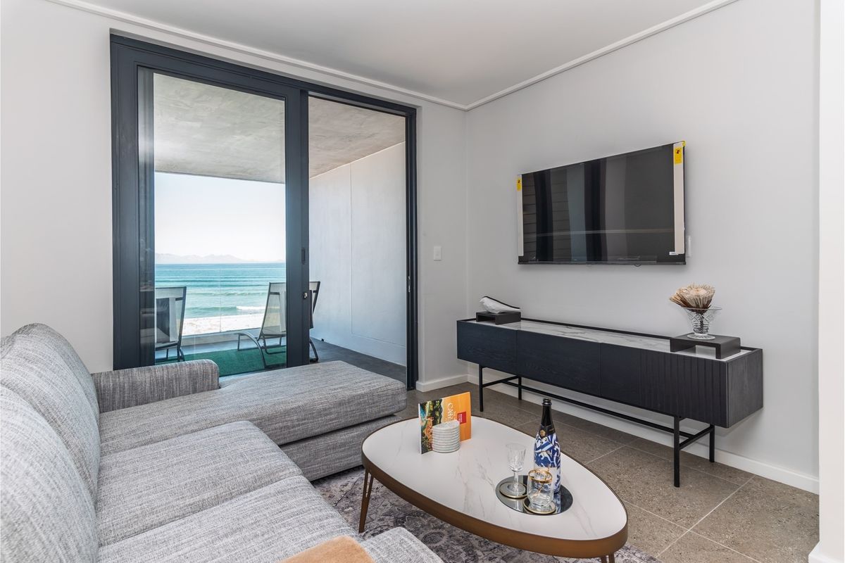 "Chic Coastal Apartment with Stunning Ocean Views" - Photo 4
