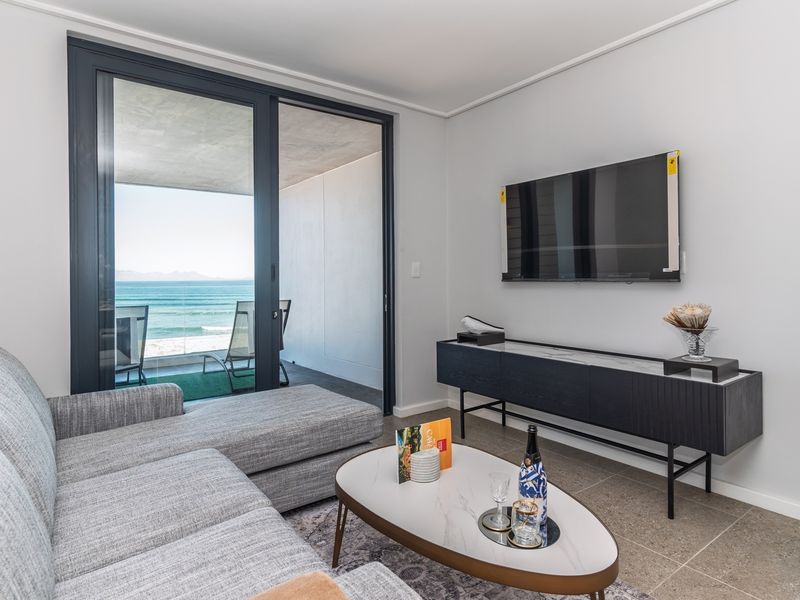 "Chic Coastal Apartment with Stunning Ocean Views" - Photo 4