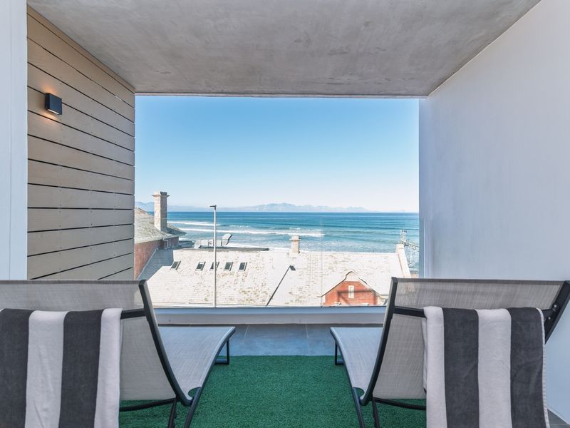 "Chic Coastal Apartment with Stunning Ocean Views" - Photo 9