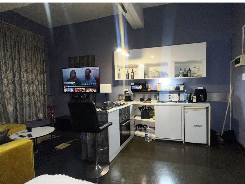 BATCHELOR FOR SALE IN MABONENG - Photo 7