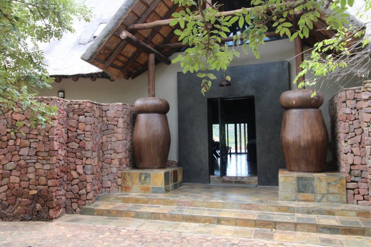 Intaba-Indle - South Africa - Six bedroom thatch lodge in private game reserve - Photo 4
