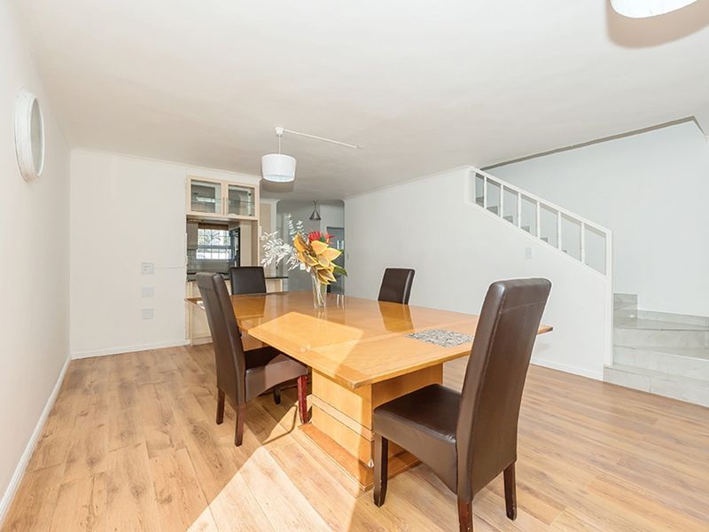 Spacious 3 Bedroom Rental with Flatlet and Mountain Views in Marina Da Gama - Photo 8