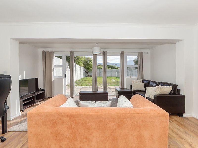Spacious 3 Bedroom Rental with Flatlet and Mountain Views in Marina Da Gama - Photo 4