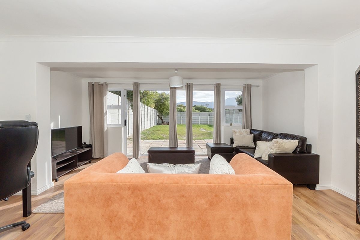 Spacious 3 Bedroom Rental with Flatlet and Mountain Views in Marina Da Gama - Photo 4
