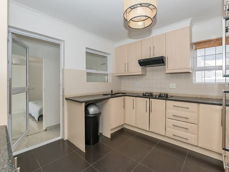 Spacious 3 Bedroom Rental with Flatlet and Mountain Views in Marina Da Gama - Photo 10