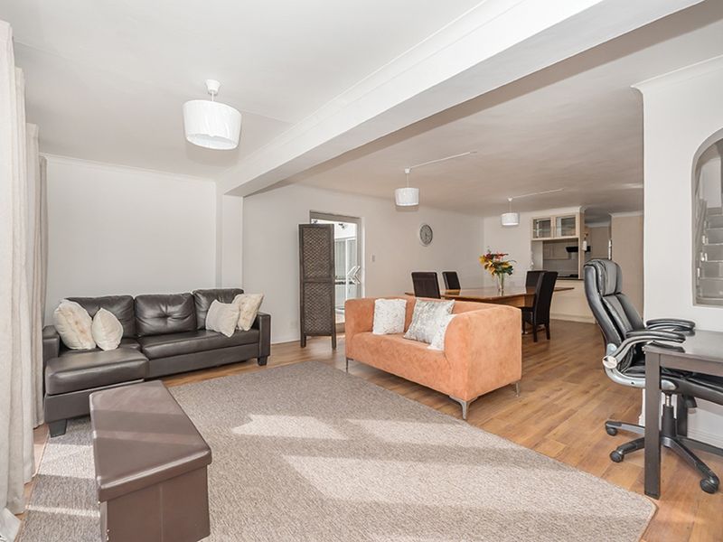 Spacious 3 Bedroom Rental with Flatlet and Mountain Views in Marina Da Gama - Photo 5