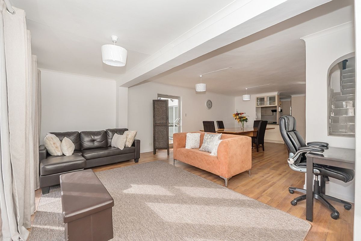 Spacious 3 Bedroom Rental with Flatlet and Mountain Views in Marina Da Gama - Photo 5