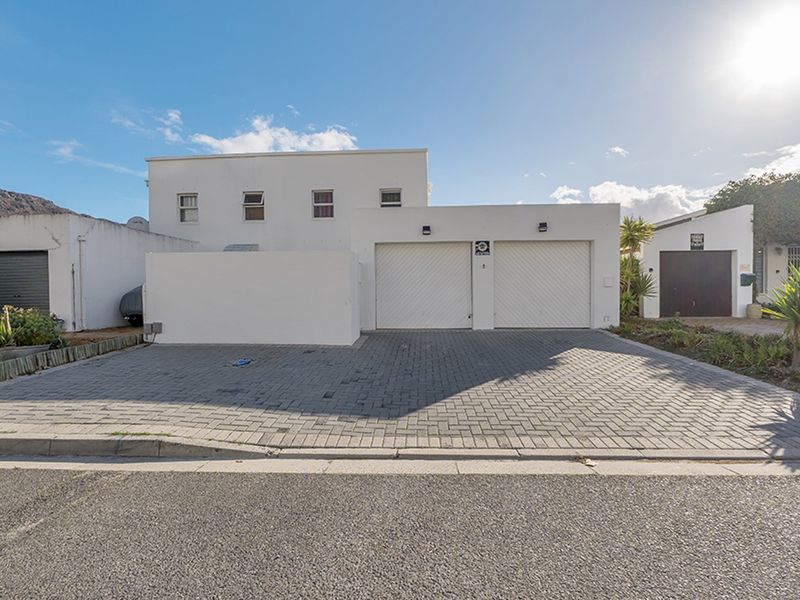 Spacious 3 Bedroom Rental with Flatlet and Mountain Views in Marina Da Gama - Photo 2