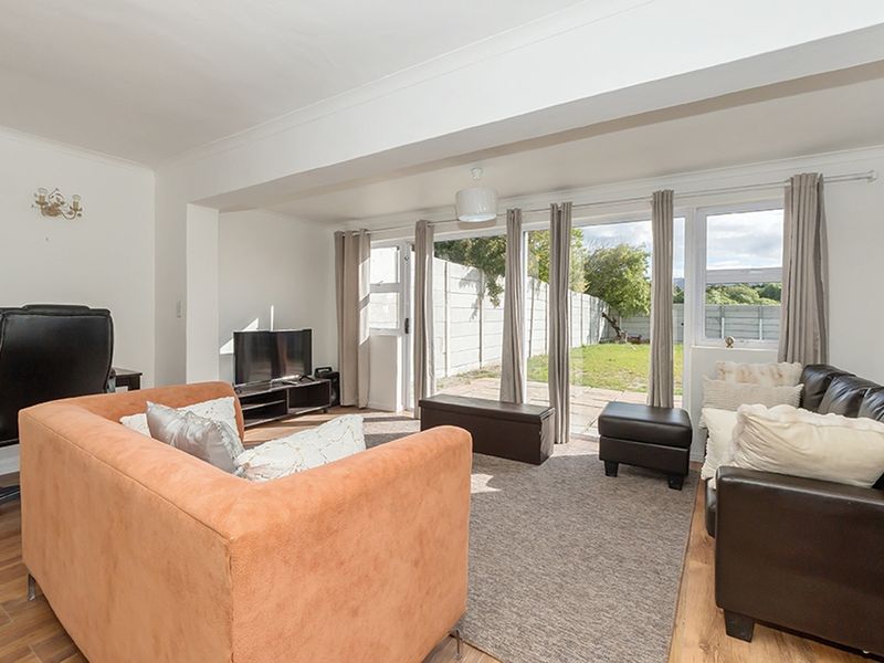 Spacious 3 Bedroom Rental with Flatlet and Mountain Views in Marina Da Gama - Photo 3
