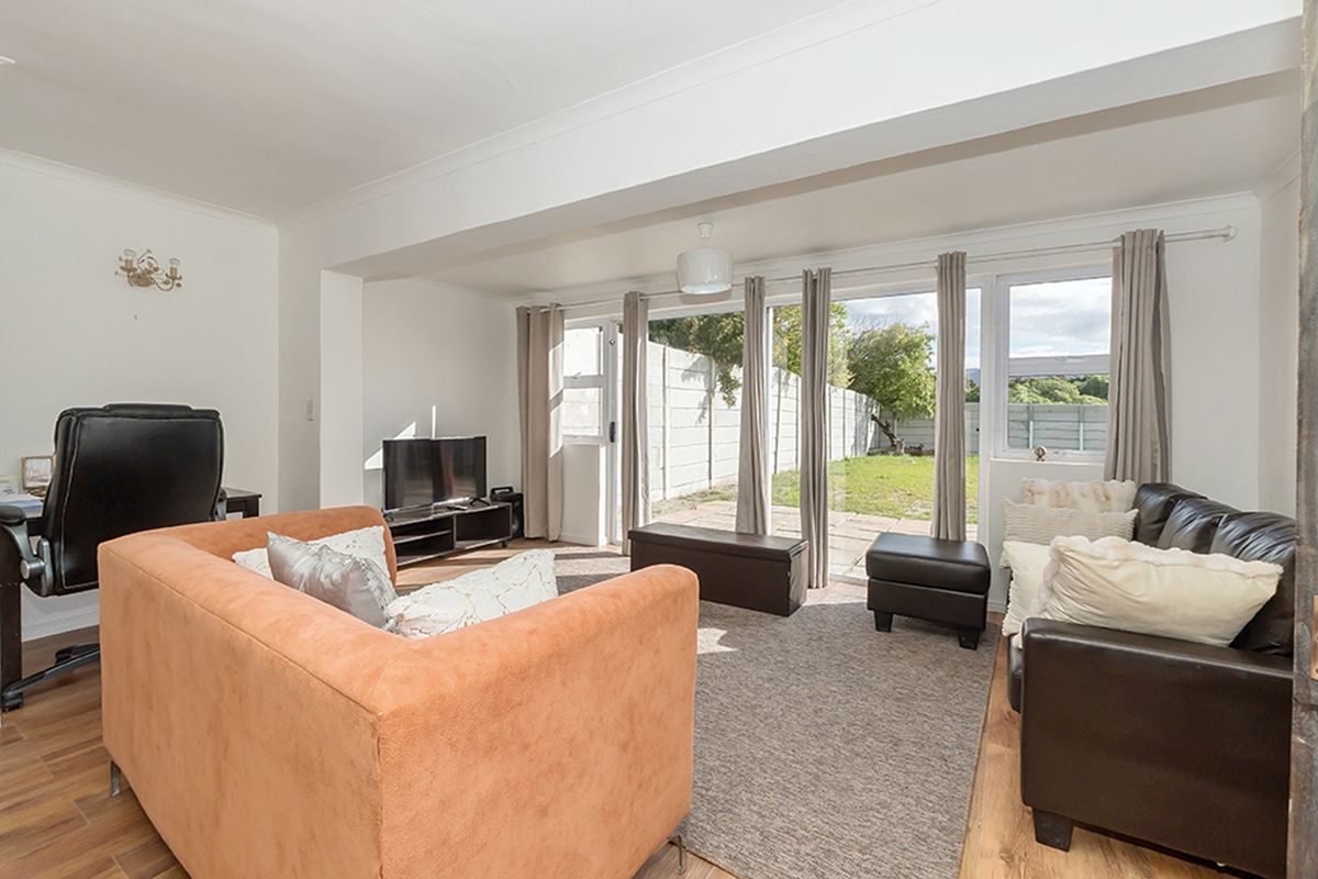 Spacious 3 Bedroom Rental with Flatlet and Mountain Views in Marina Da Gama - Photo 3