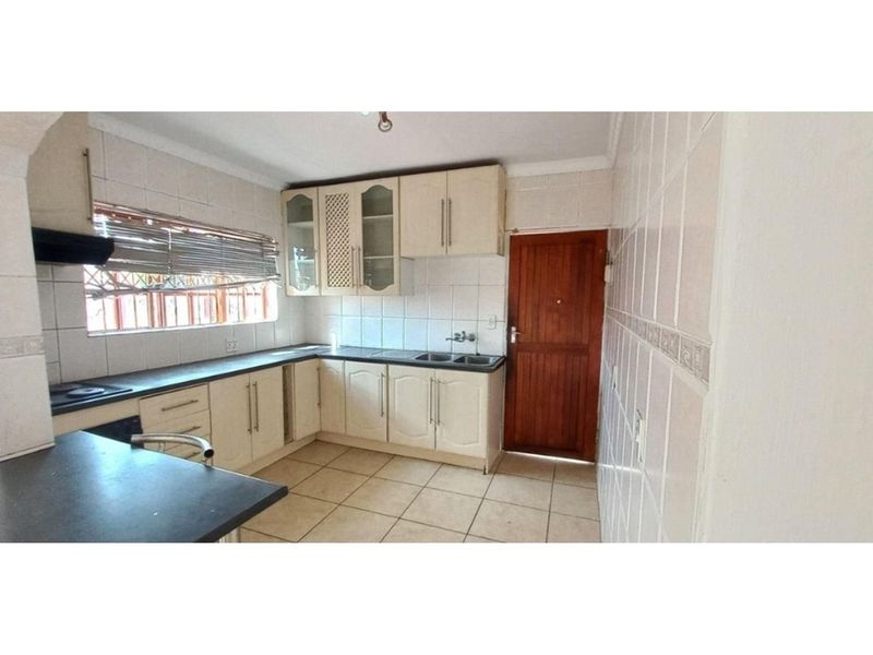3 Bedroom House for Sale in IvyPark - Photo 4