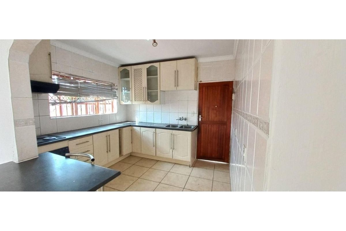 3 Bedroom House for Sale in IvyPark - Photo 4