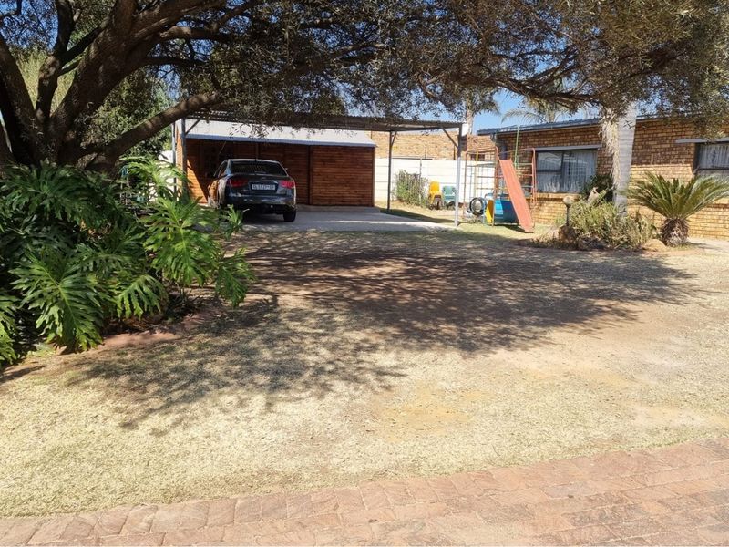 "Luxury 5-Bed Home in Lodeyko - Price Reduced!" - Photo 2