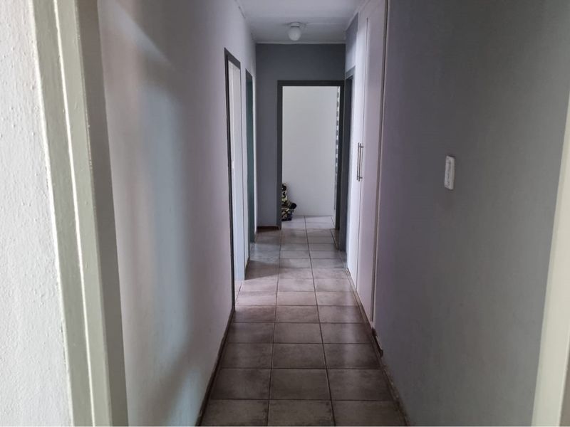 "Luxury 5-Bed Home in Lodeyko - Price Reduced!" - Photo 4