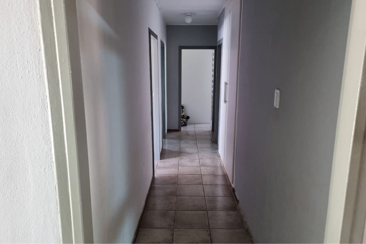 "Luxury 5-Bed Home in Lodeyko - Price Reduced!" - Photo 4