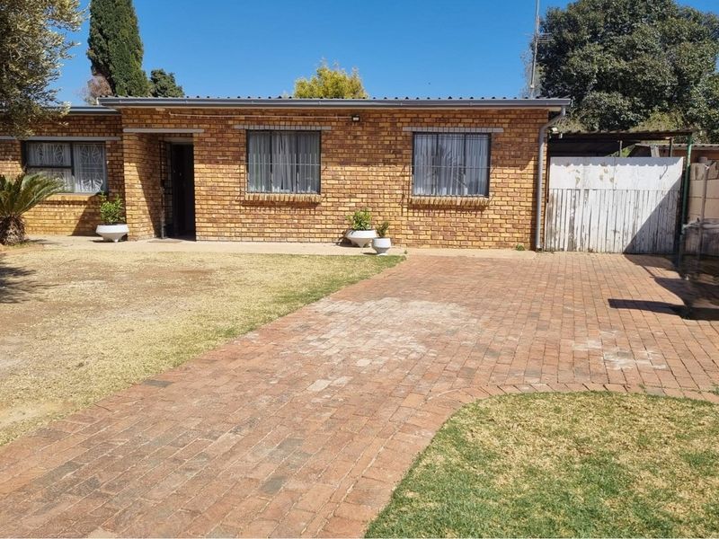 "Luxury 5-Bed Home in Lodeyko - Price Reduced!" - Photo 3