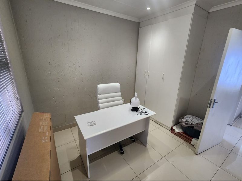 "Modern Apartment in Serene Lyndhurst Awaits You" - Photo 9