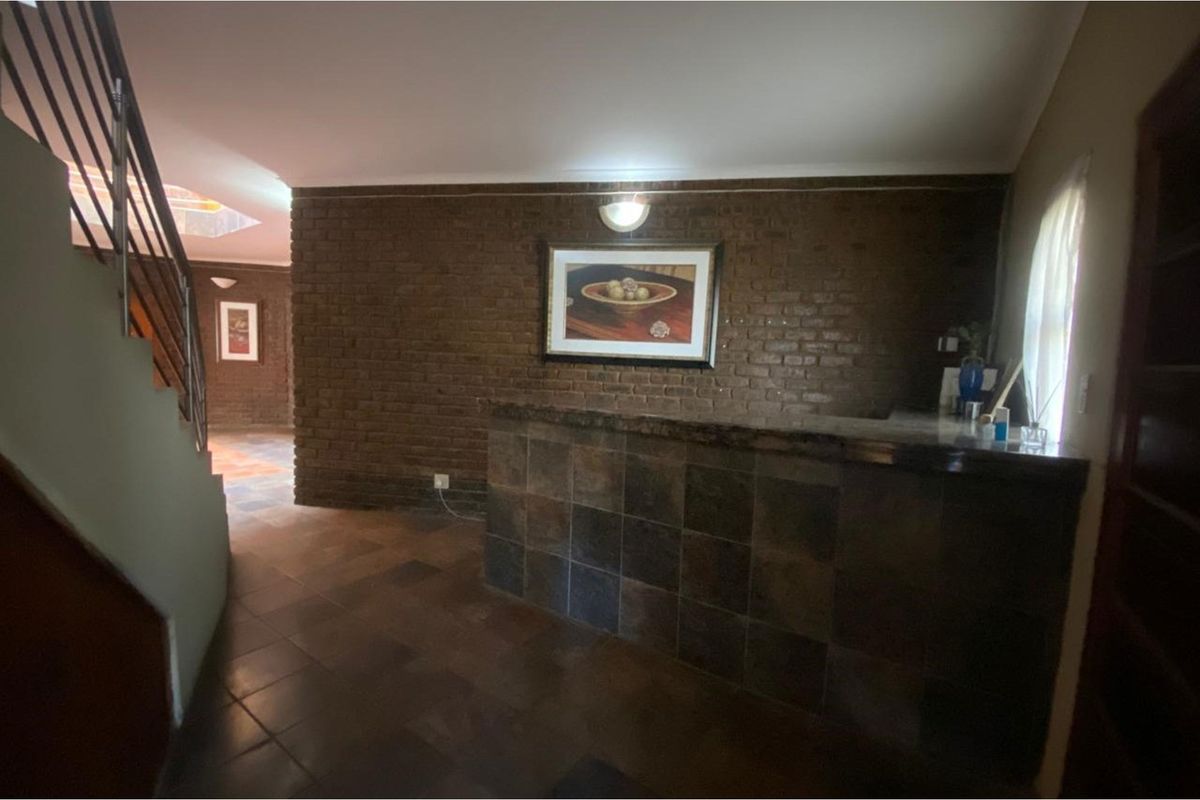 Exceptional 9-Bedroom Guesthouse for Sale in Central Newcastle - Prime Location - Photo 2