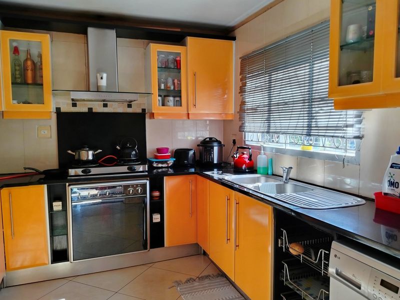 Spacious 3-Bedroom Extended Corner Duplex for Sale in Westham, Phoenix - Photo 9