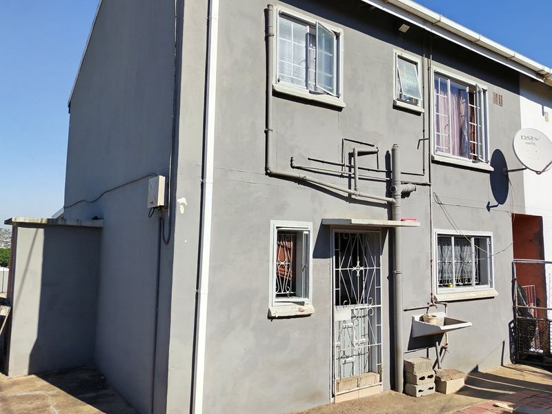 Spacious 3-Bedroom Extended Corner Duplex for Sale in Westham, Phoenix - Photo 2