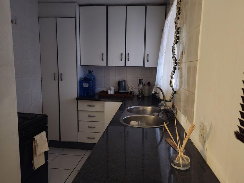 Cozy Ground Floor Apartment with Private Garden in Delarey, Roodepoort - Photo 3