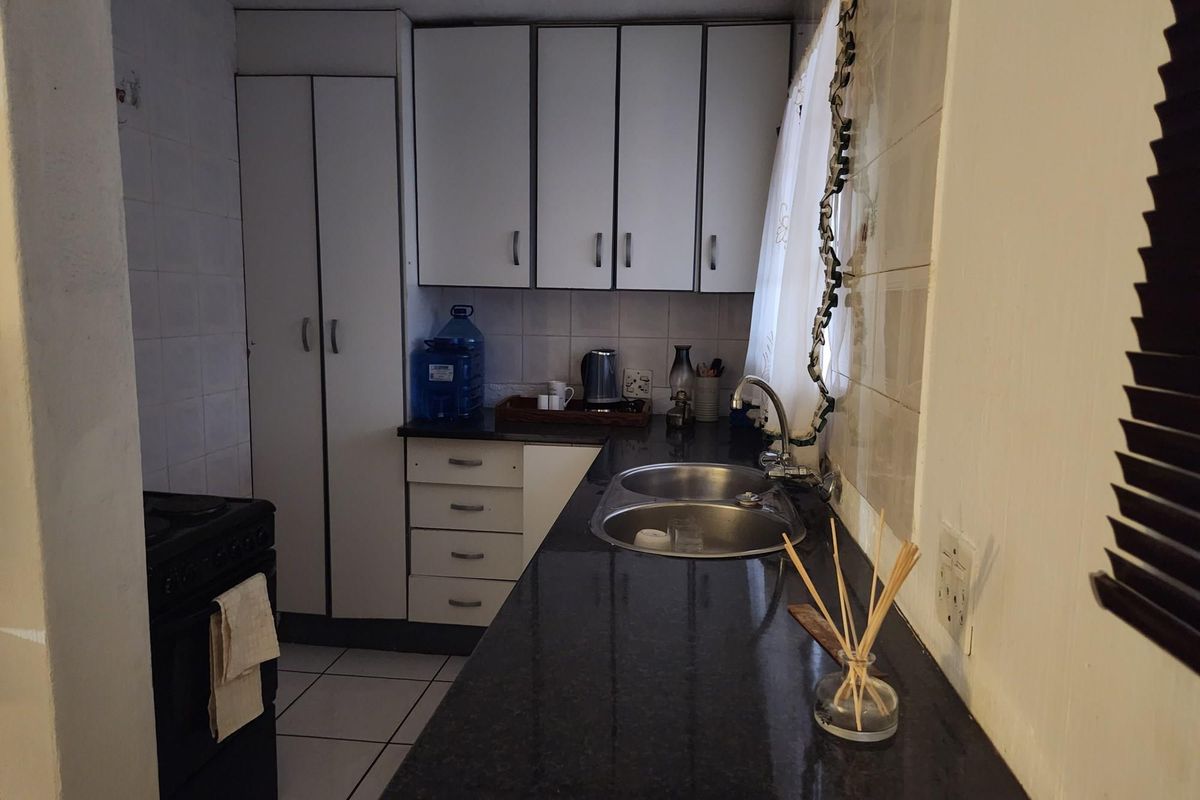 Cozy Ground Floor Apartment with Private Garden in Delarey, Roodepoort - Photo 3