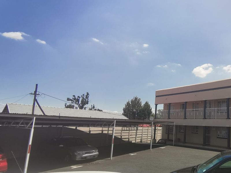 Cozy Ground Floor Apartment with Private Garden in Delarey, Roodepoort - Photo 7