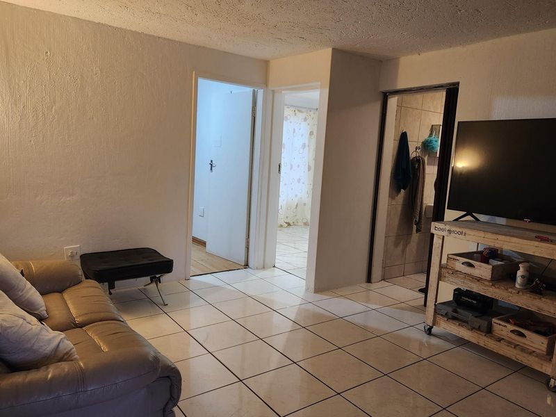 Cozy Ground Floor Apartment with Private Garden in Delarey, Roodepoort - Photo 2