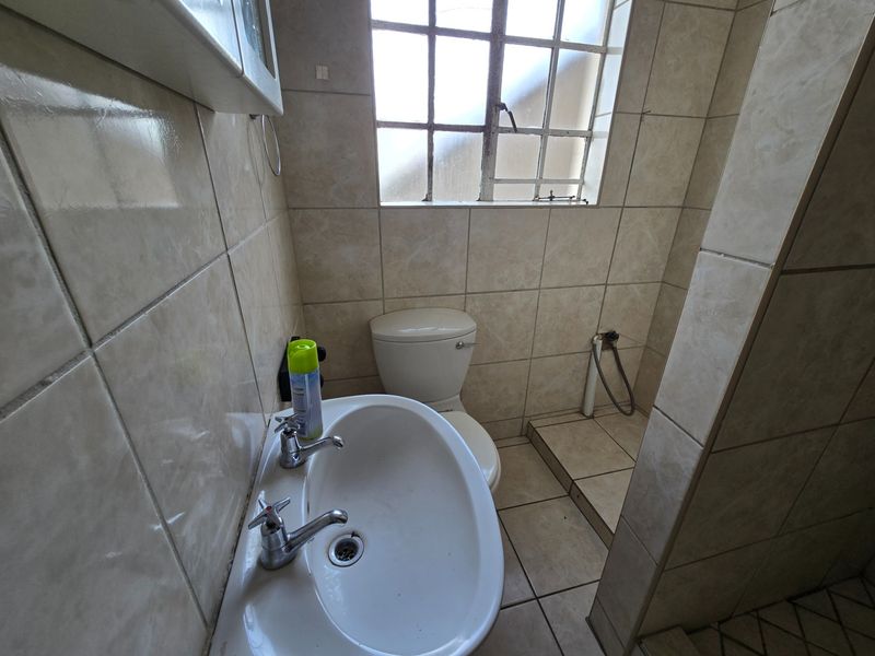 Cozy Ground Floor Apartment with Private Garden in Delarey, Roodepoort - Photo 7