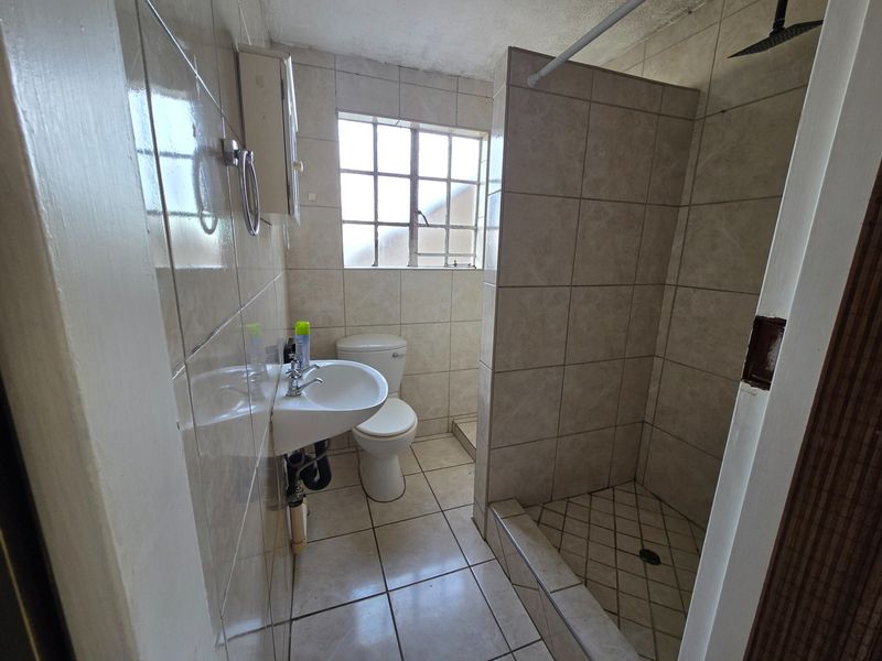Cozy Ground Floor Apartment with Private Garden in Delarey, Roodepoort - Photo 6