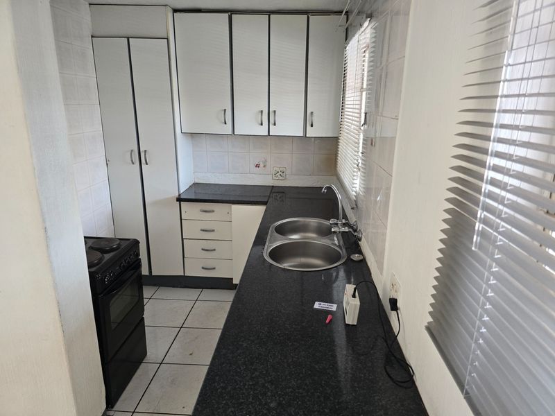 Cozy Ground Floor Apartment with Private Garden in Delarey, Roodepoort - Photo 4