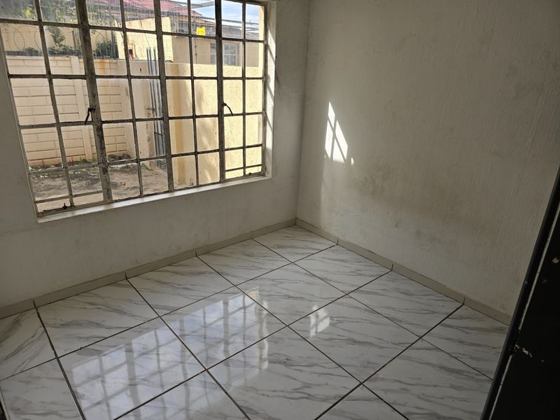 Cozy Ground Floor Apartment with Private Garden in Delarey, Roodepoort - Photo 5