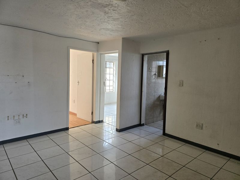 Cozy Ground Floor Apartment with Private Garden in Delarey, Roodepoort - Photo 3