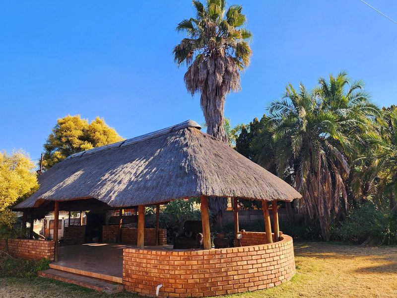 Luxury 4 bedroom Family House with Lapa, Pool and close to schools for sale - Photo 3