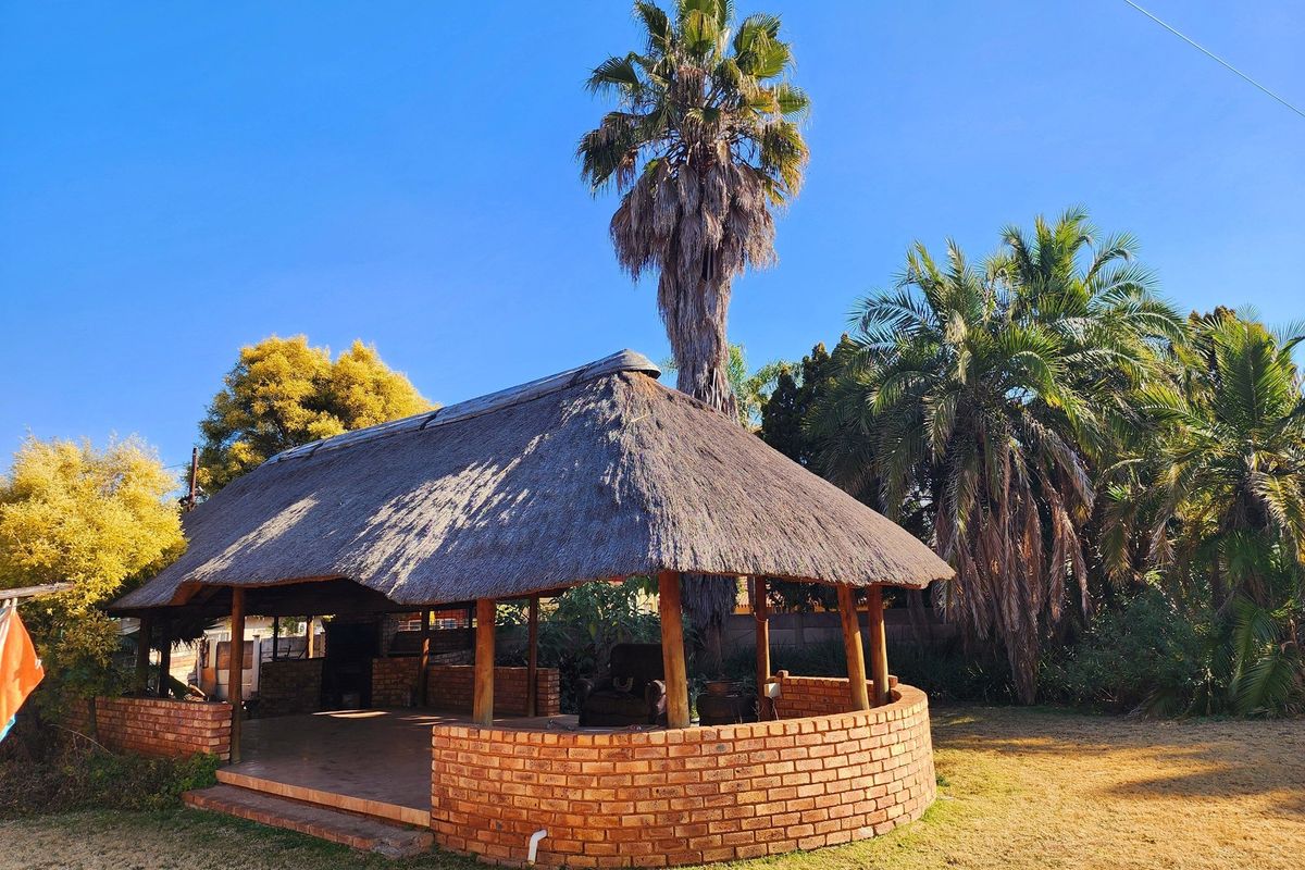 Luxury 4 bedroom Family House with Lapa, Pool and close to schools for sale - Photo 3