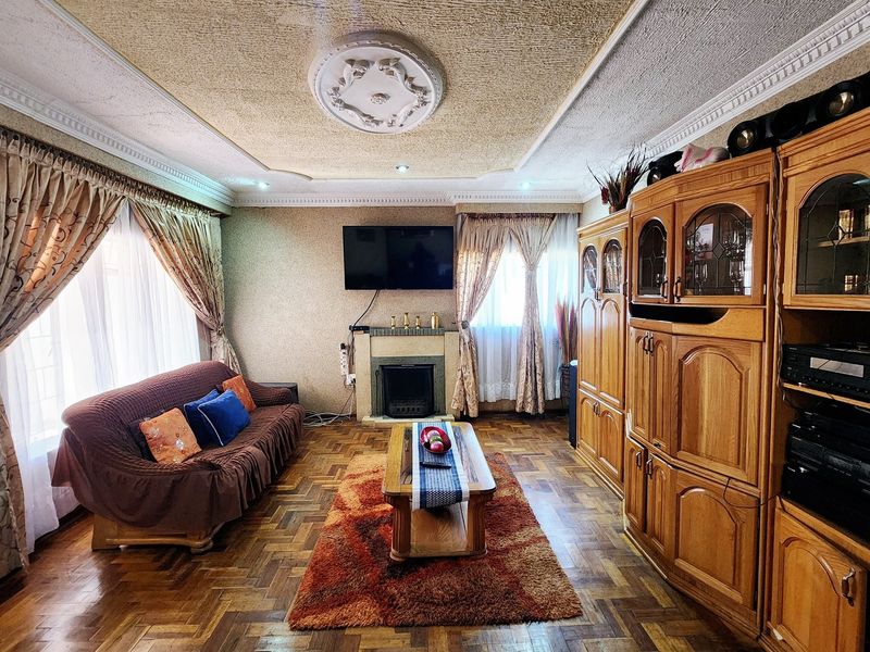 Luxury 4 bedroom Family House with Lapa, Pool and close to schools for sale - Photo 6