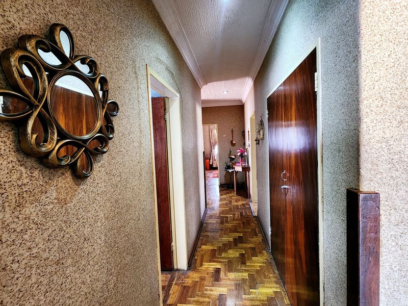 Luxury 4 bedroom Family House with Lapa, Pool and close to schools for sale - Photo 9