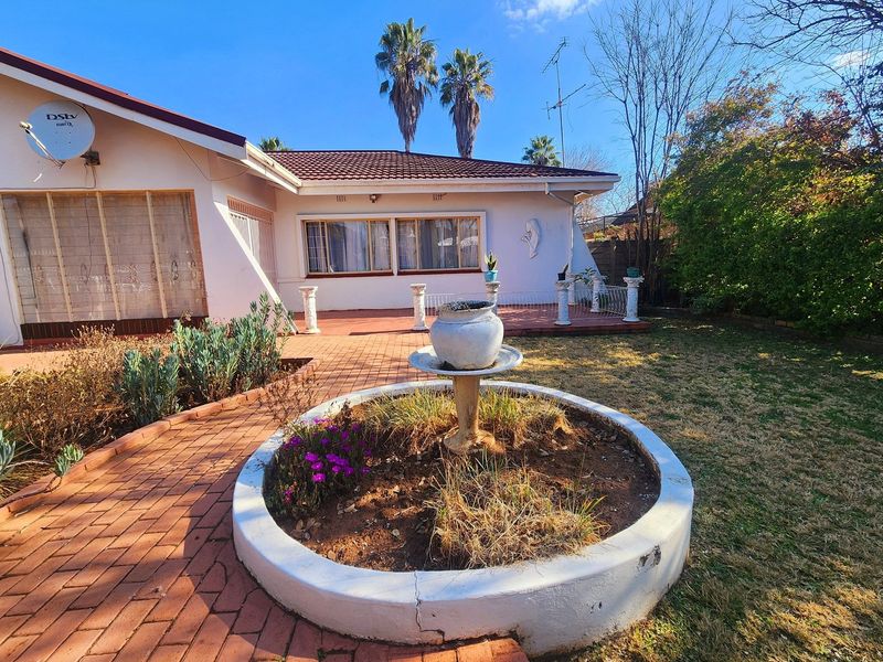 Luxury 4 bedroom Family House with Lapa, Pool and close to schools for sale - Photo 7