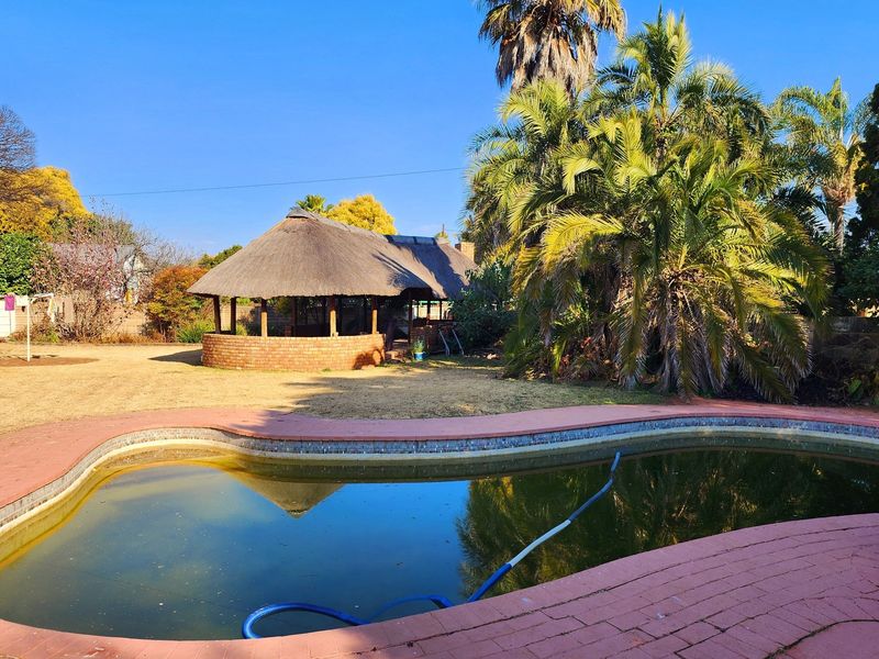 Luxury 4 bedroom Family House with Lapa, Pool and close to schools for sale - Photo 2