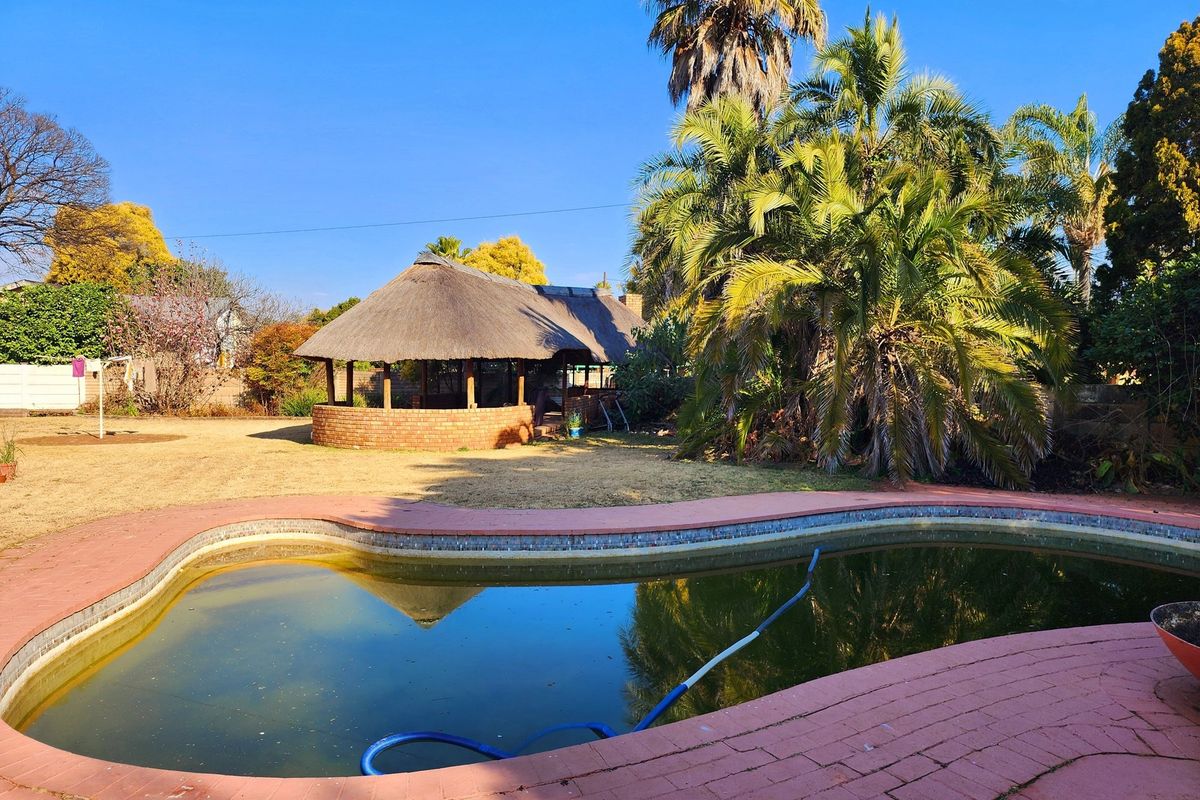 Luxury 4 bedroom Family House with Lapa, Pool and close to schools for sale - Photo 2