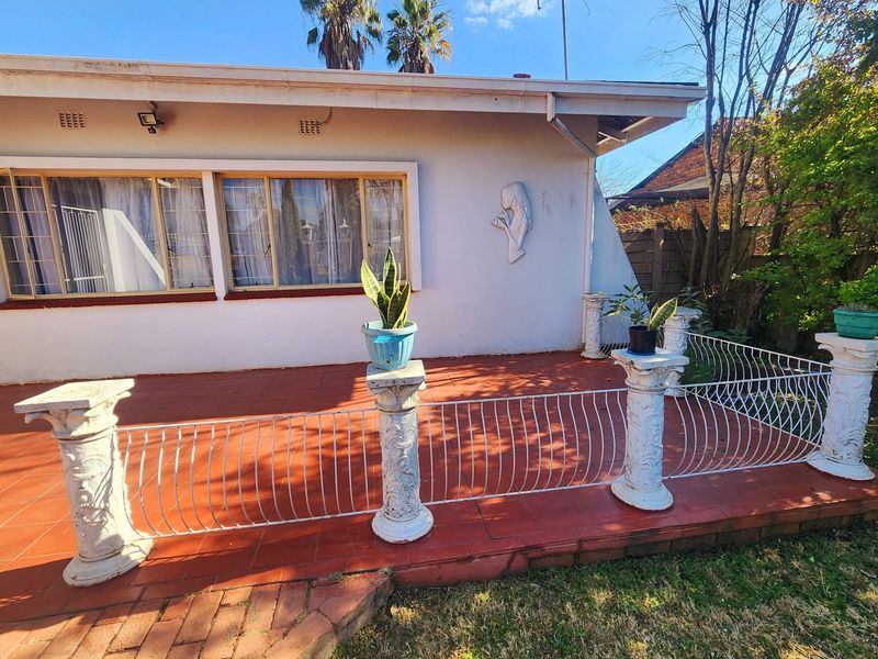 Luxury 4 bedroom Family House with Lapa, Pool and close to schools for sale - Photo 5