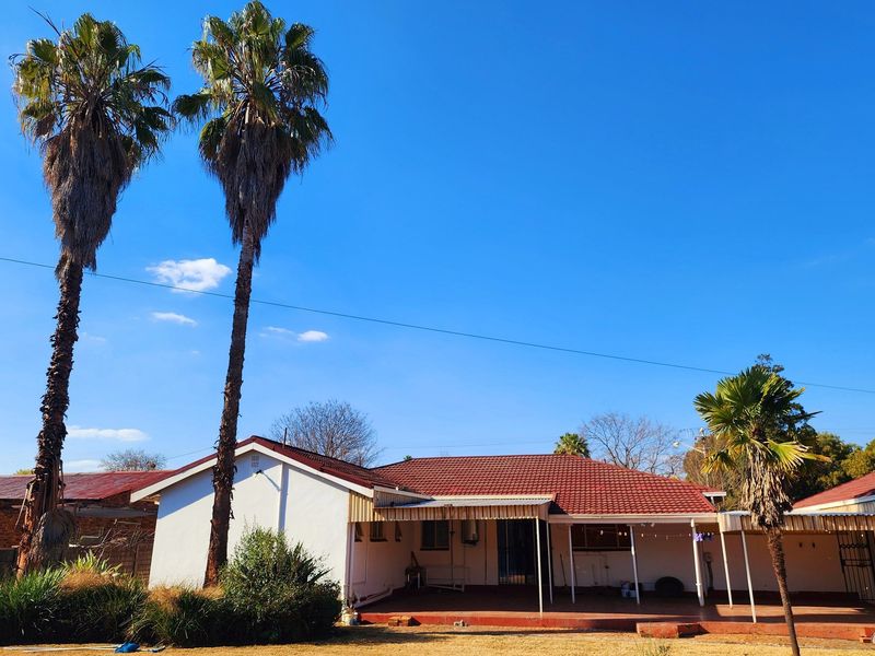 Luxury 4 bedroom Family House with Lapa, Pool and close to schools for sale - Photo 1