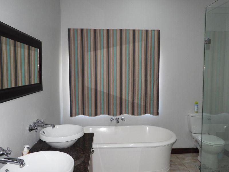 A Lifestyle of Leisure and Luxury in a Prestigious Golf Estate - Photo 8