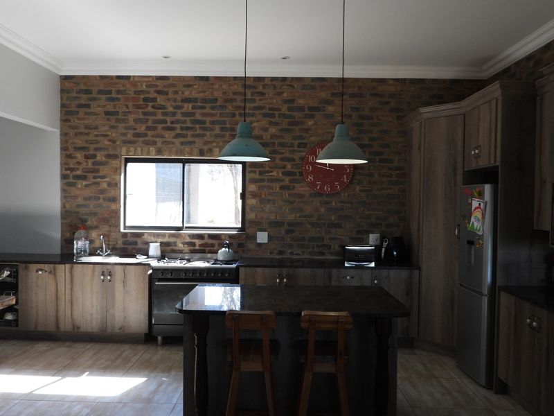 A Lifestyle of Leisure and Luxury in a Prestigious Golf Estate - Photo 7