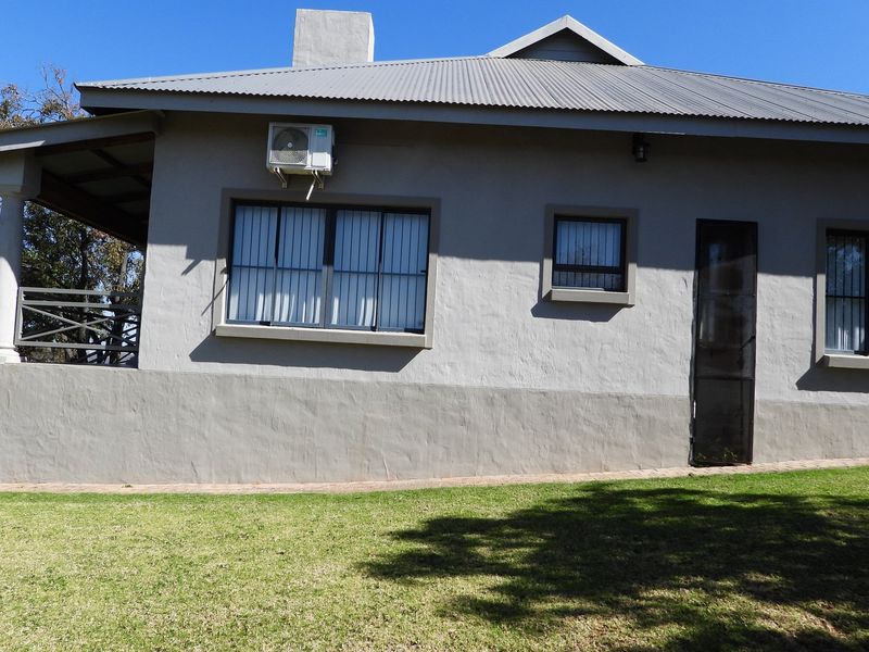 A Lifestyle of Leisure and Luxury in a Prestigious Golf Estate - Photo 3