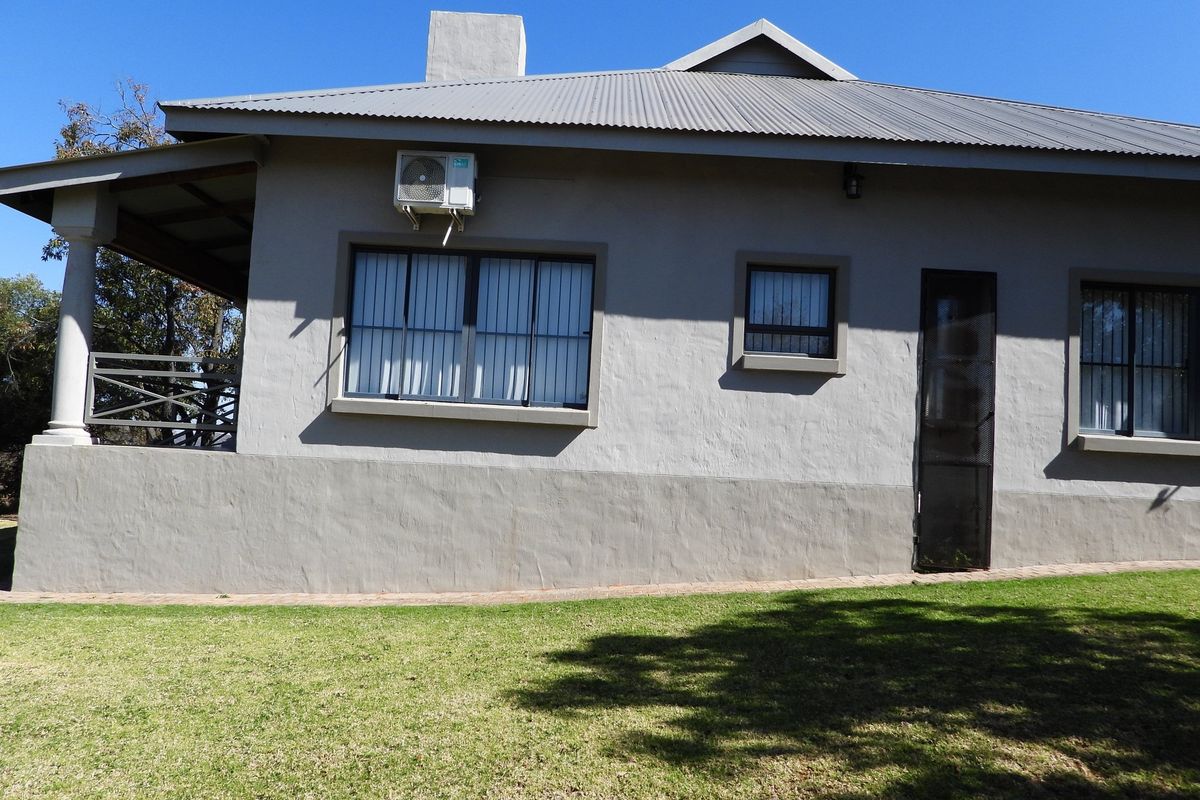 A Lifestyle of Leisure and Luxury in a Prestigious Golf Estate - Photo 3