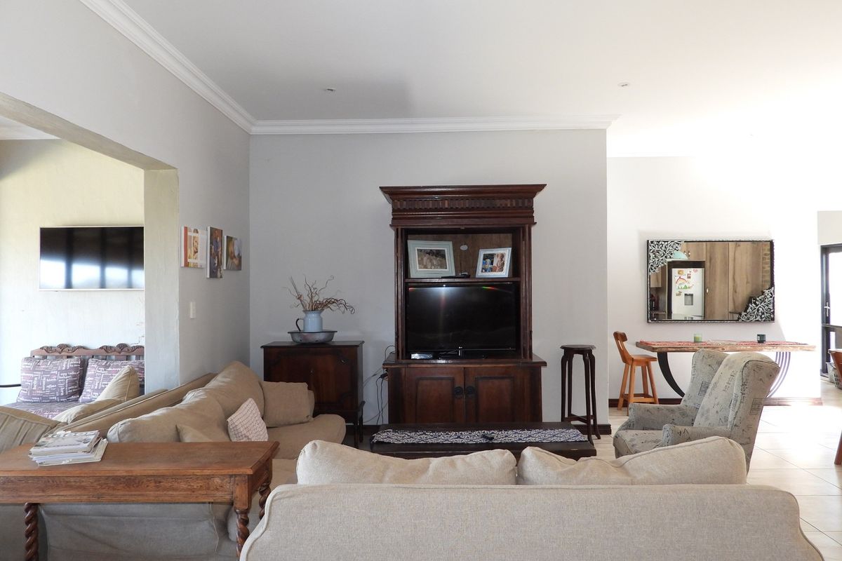 A Lifestyle of Leisure and Luxury in a Prestigious Golf Estate - Photo 5