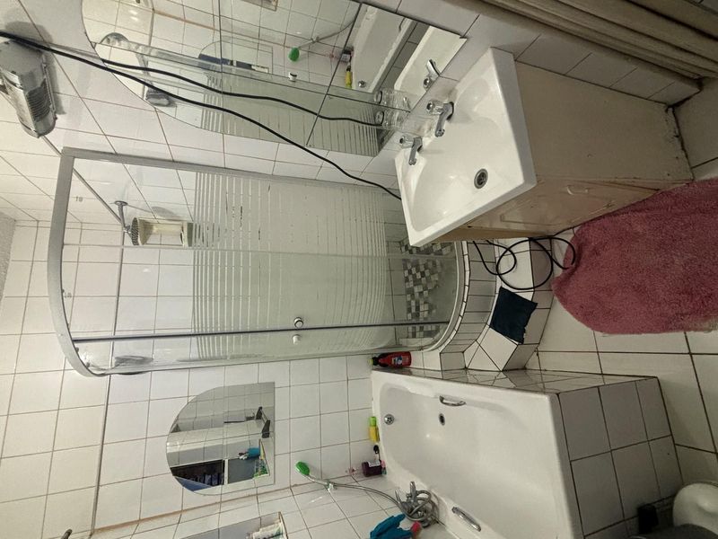 Lovely 2-Bedroom Flat with Modern Features - Photo 4