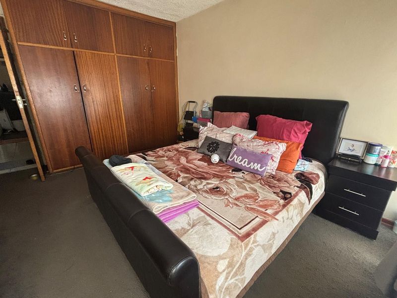 Lovely 2-Bedroom Flat with Modern Features - Photo 3