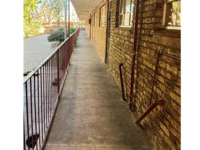 Lovely 2-Bedroom Flat with Modern Features - Photo 10